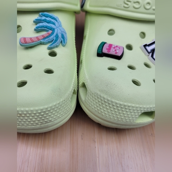 CROCS CLASSIC NEON GREEN WOMEN'S FLAT CLOG SIZE 6 - Picture 10 of 11